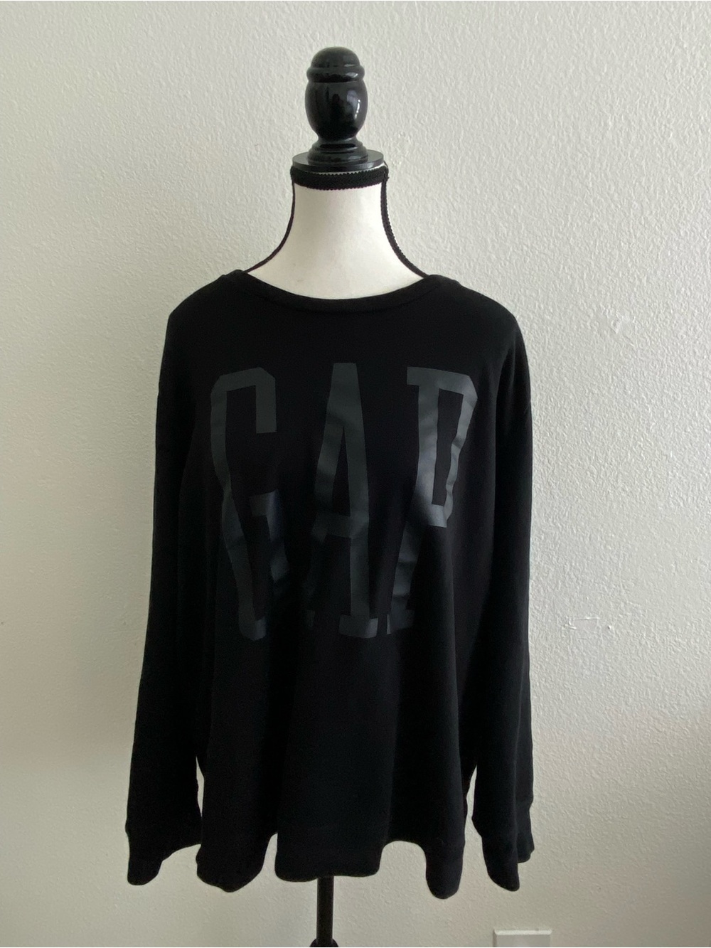GAP Women’s Black Logo Sweatshirt